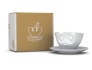 Kaffeetasse küssend, neben Karton Kaffeetasse küssend, neben Karton