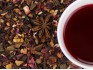 Der Fr�chtetee Gl�hwein ohne Alkohol mit seiner tief roten Tasse.