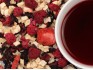 Unser Granatapfel-Himbeer Fr�chtetee als lose Ware und frisch aufgebr�ht in einer Teeschale
