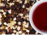 Der naturbelassene Fr�chtetee Nordsee-Sanddorn, als bunter loser Tee und aufgebr�ht in der Tasse.